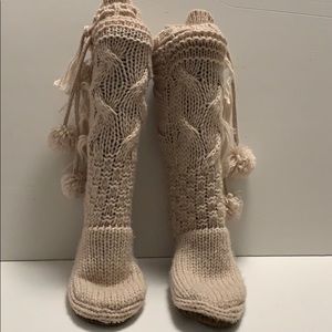 UGG KNITTED kNEE HIGH WITH POM POM size 7.5